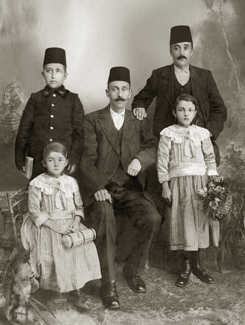 Hasan Akmanoğlu(Arka Sol) Reşadiye Mektebine Giderken 1916